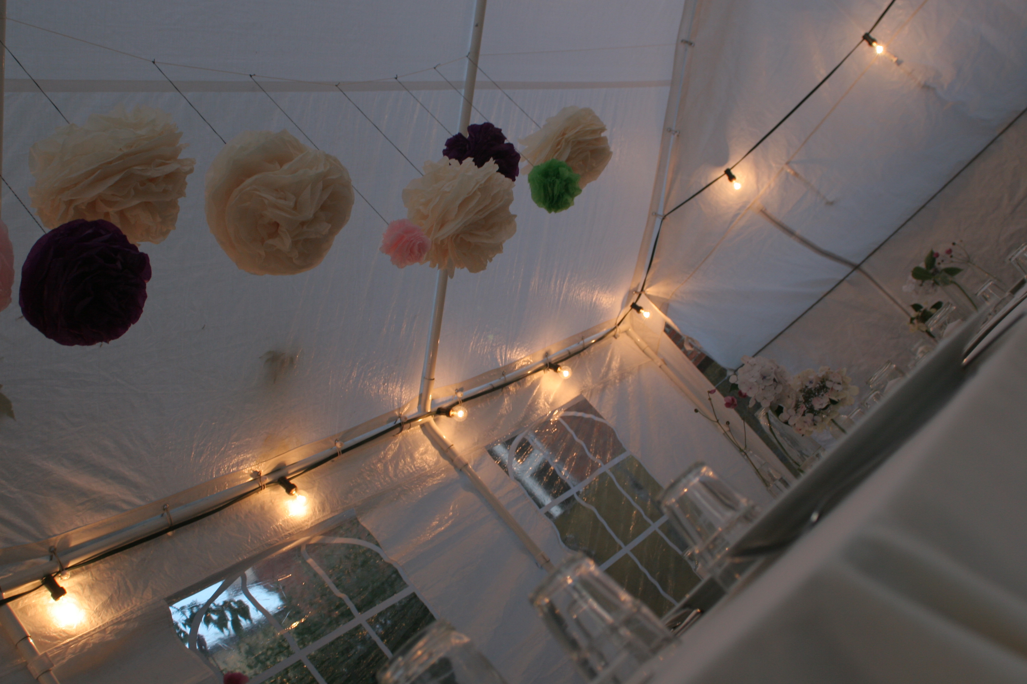 Havefest med DIY 'pom pon'er i loftet – Eyes Open